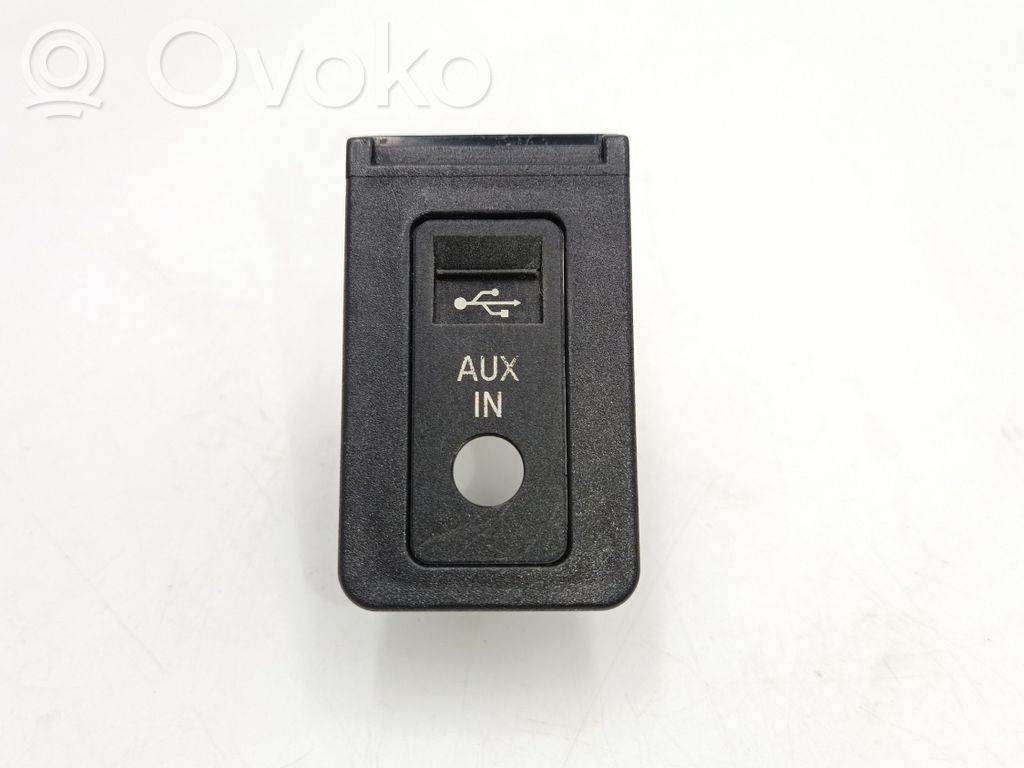 Enchufe conector USB   61319138402,9138402,84109237653,9237653