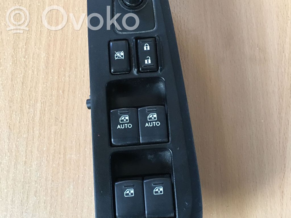 Subaru Legacy Electric window control switch 