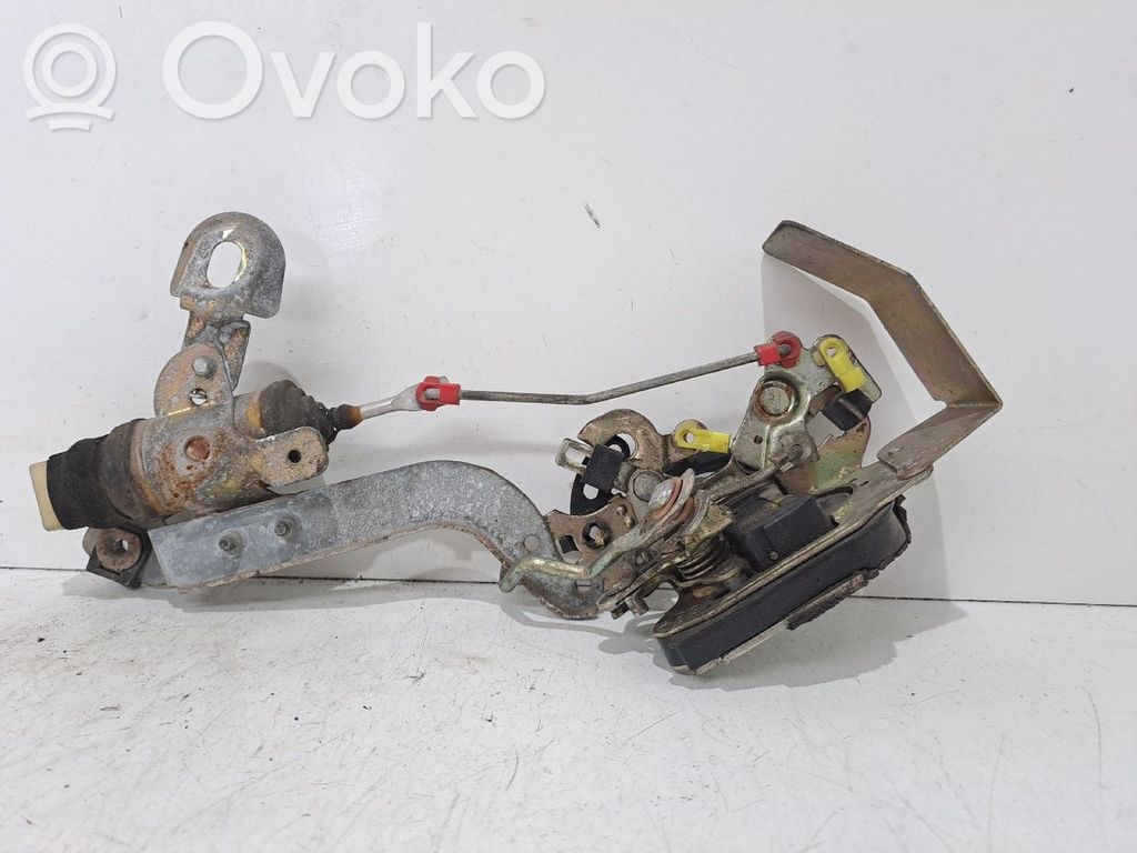 Toyota Corolla E90 Takaoven lukko 