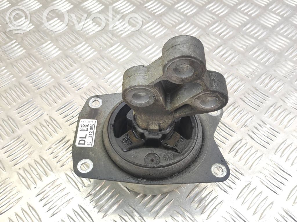 Opel Insignia A Engine mount bracket 