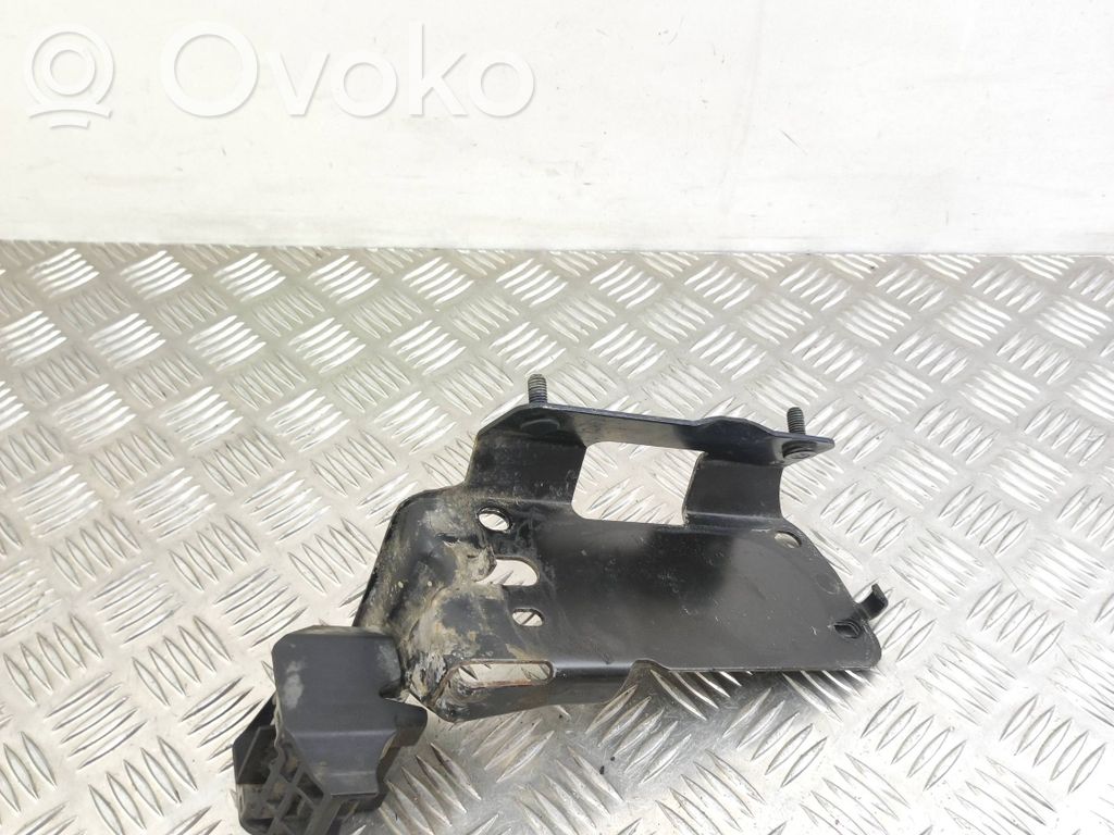 Radiator mount bracket   7154545
