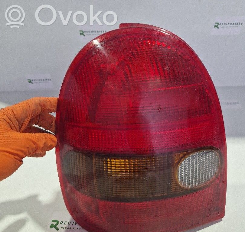 Opel Corsa B Aizmugurējais lukturis pārsegā 