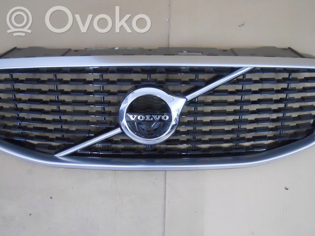 Volvo XC60 Etupuskurin ylempi jäähdytinsäleikkö 