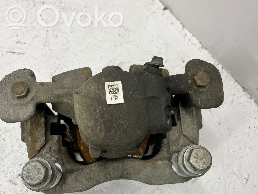 BMW 2 F46 Zacisk hamulcowy przedni 