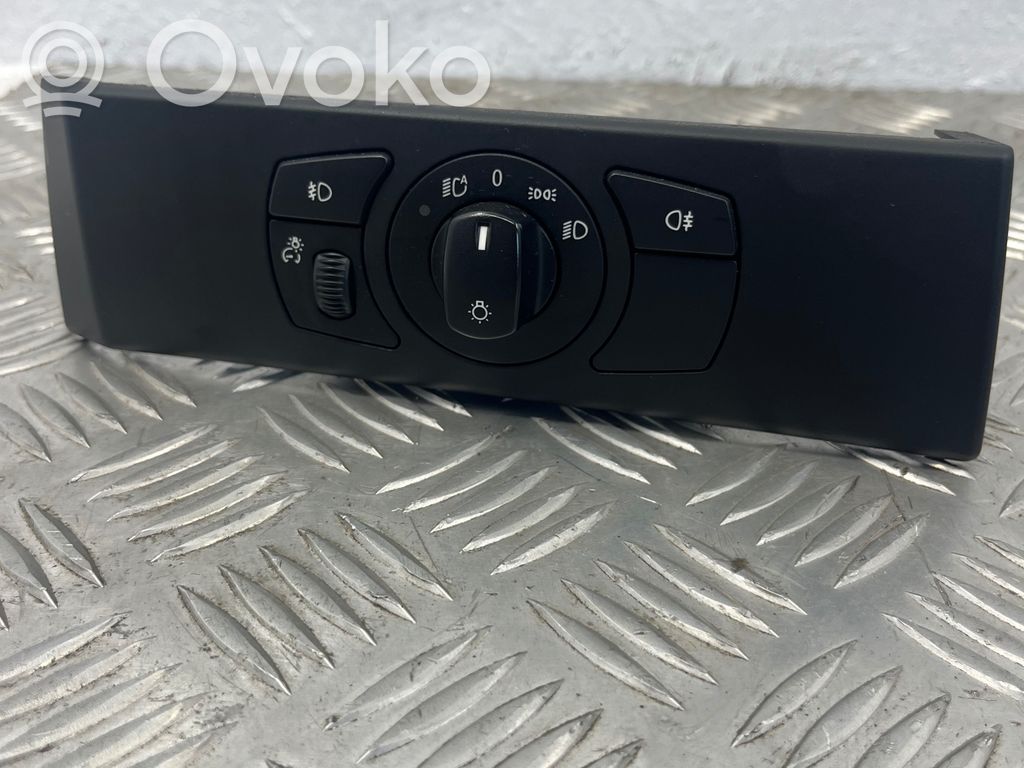 Light switch   6953735