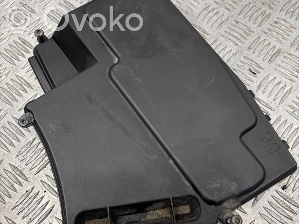 BMW 5 E60 E61 Kita variklio skyriaus detalė 