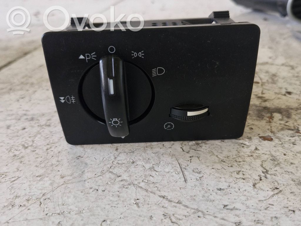 Light switch   7M5T13A024GA