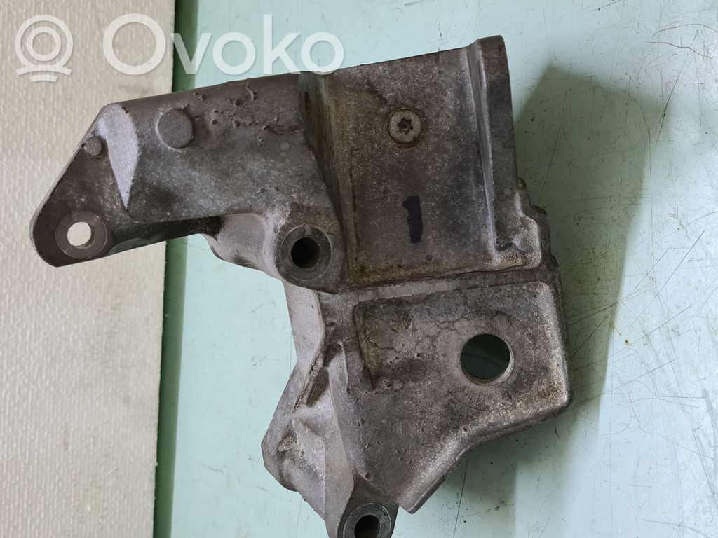 Volvo XC60 Engine mounting bracket 
