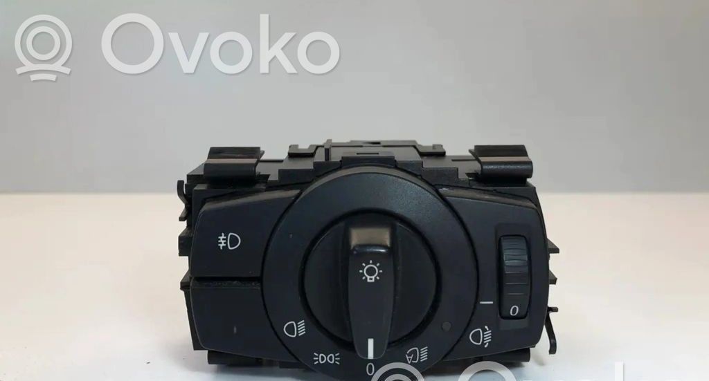 Light switch   693279303