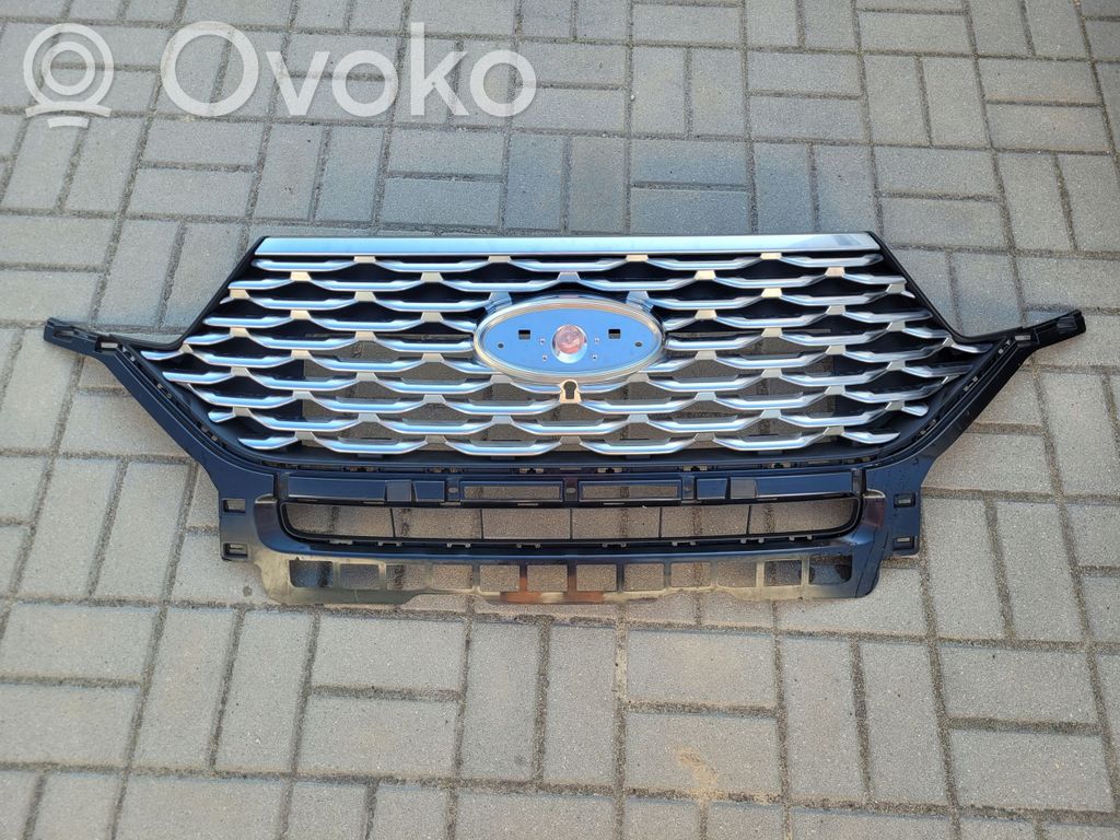 Ford Explorer Front bumper upper radiator grill 
