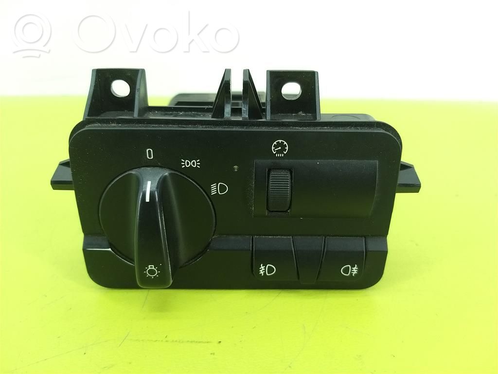 Light switch   6919832