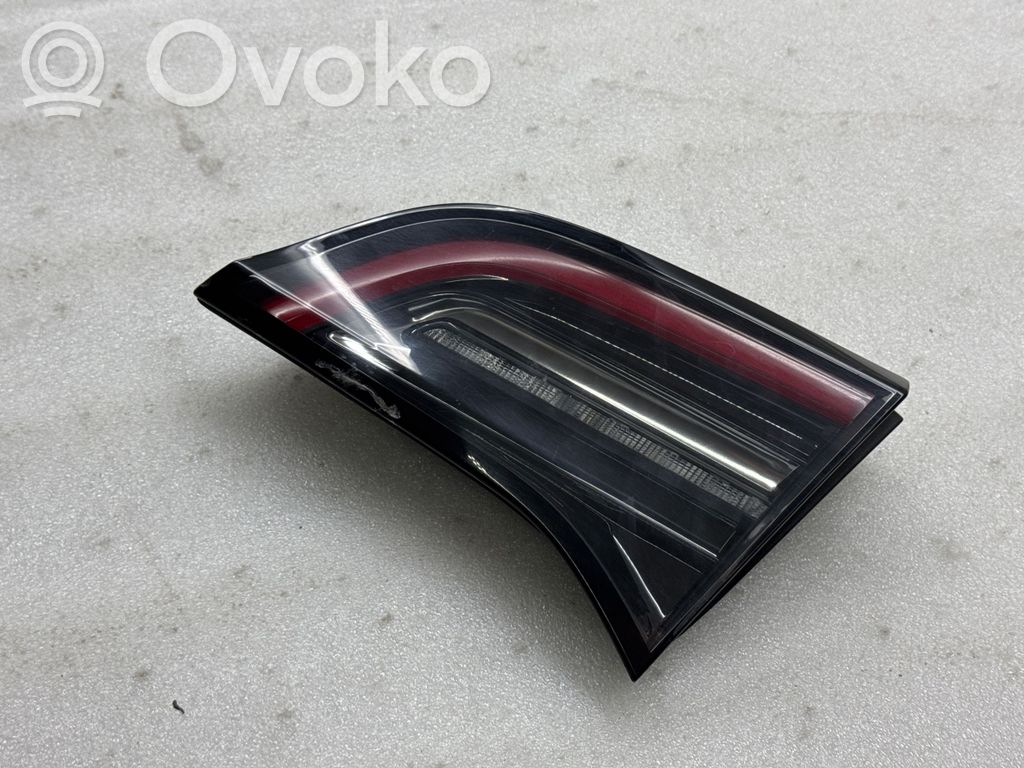 Tesla Model Y Задний фонарь в крышке 