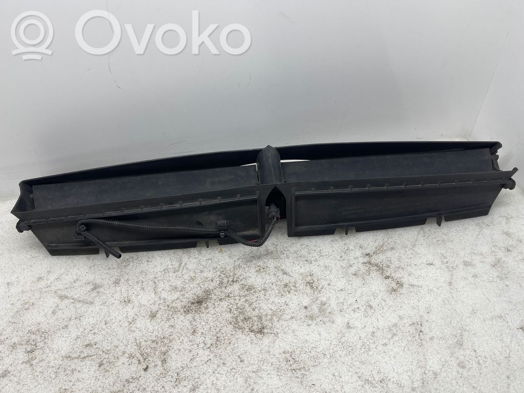 Tesla Model X Välijäähdyttimen ilmanohjauksen ilmakanava 