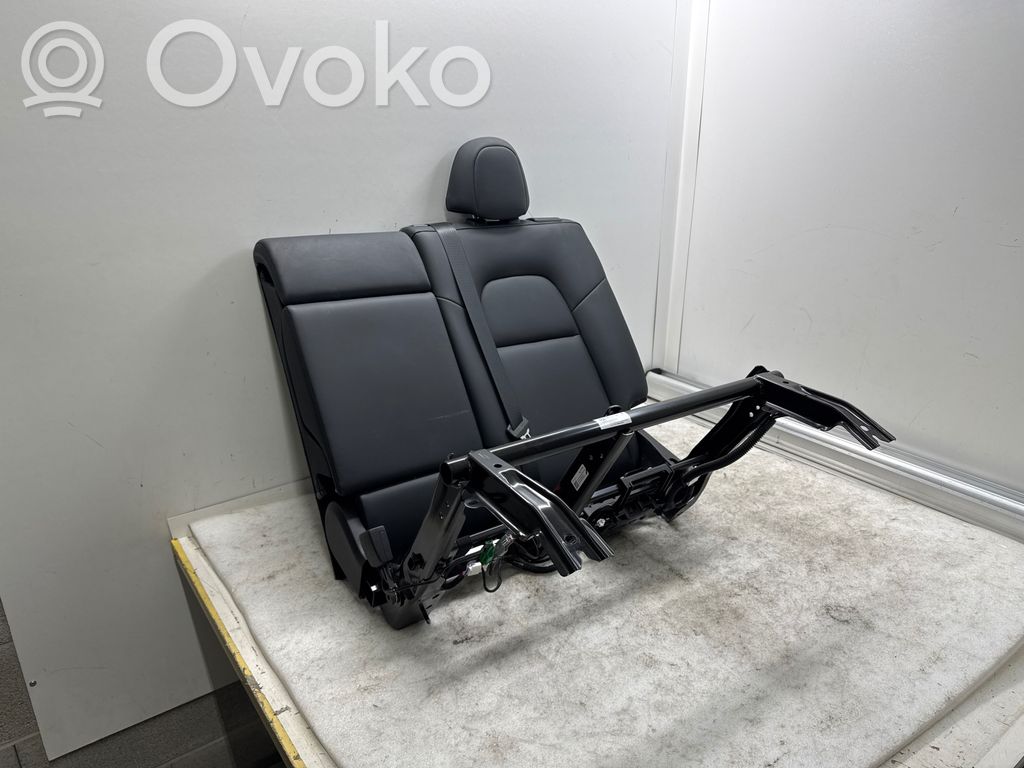 Tesla Model Y Takaistuin 