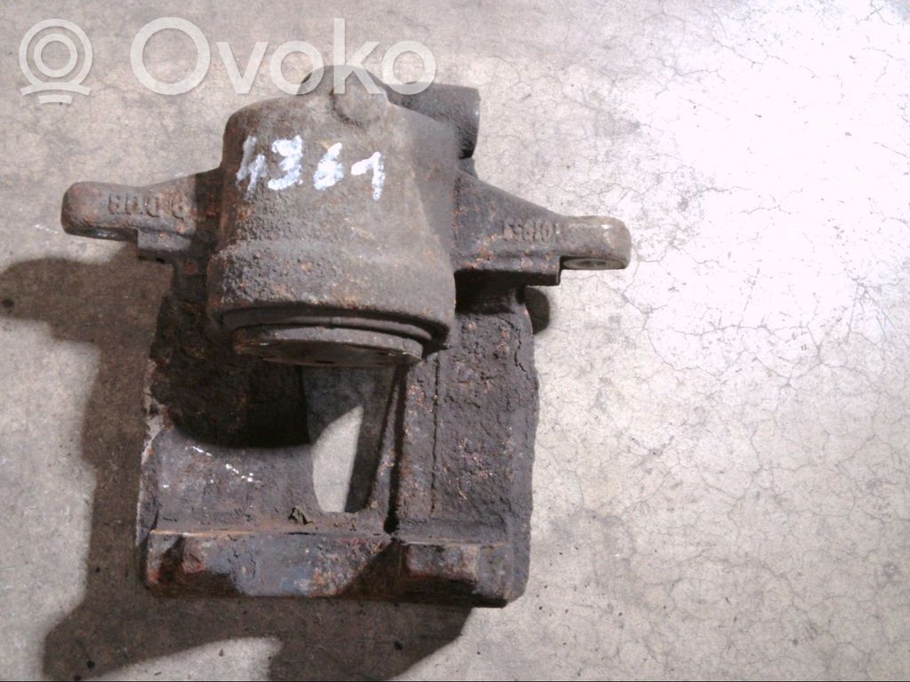 Opel Corsa D Zacisk hamulcowy przedni 