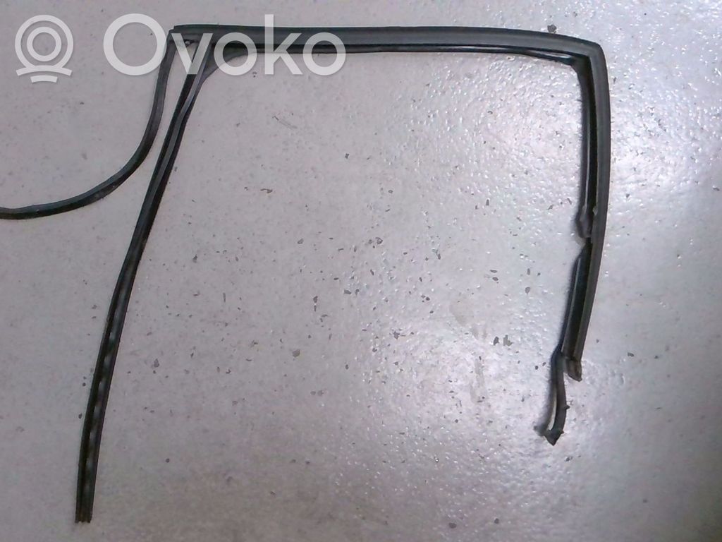 Volvo V50 Gumowa uszczelka szyby drzwi tylnych 
