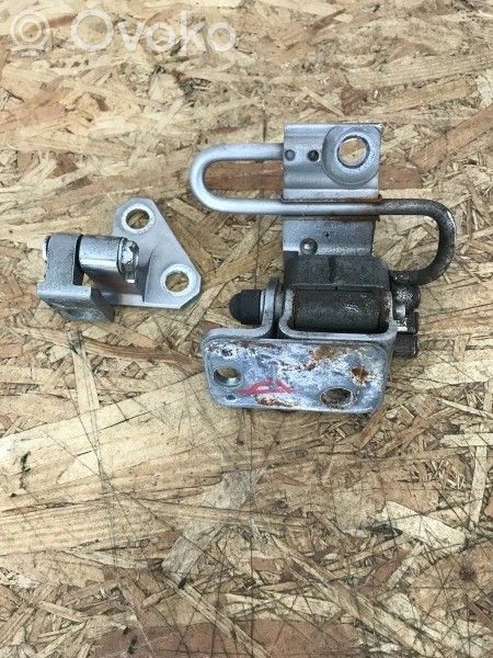 Volkswagen Passat Alltrack Front door lower hinge 