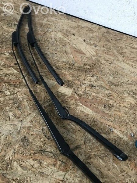 BMW X3 E83 Front wiper blade arm 