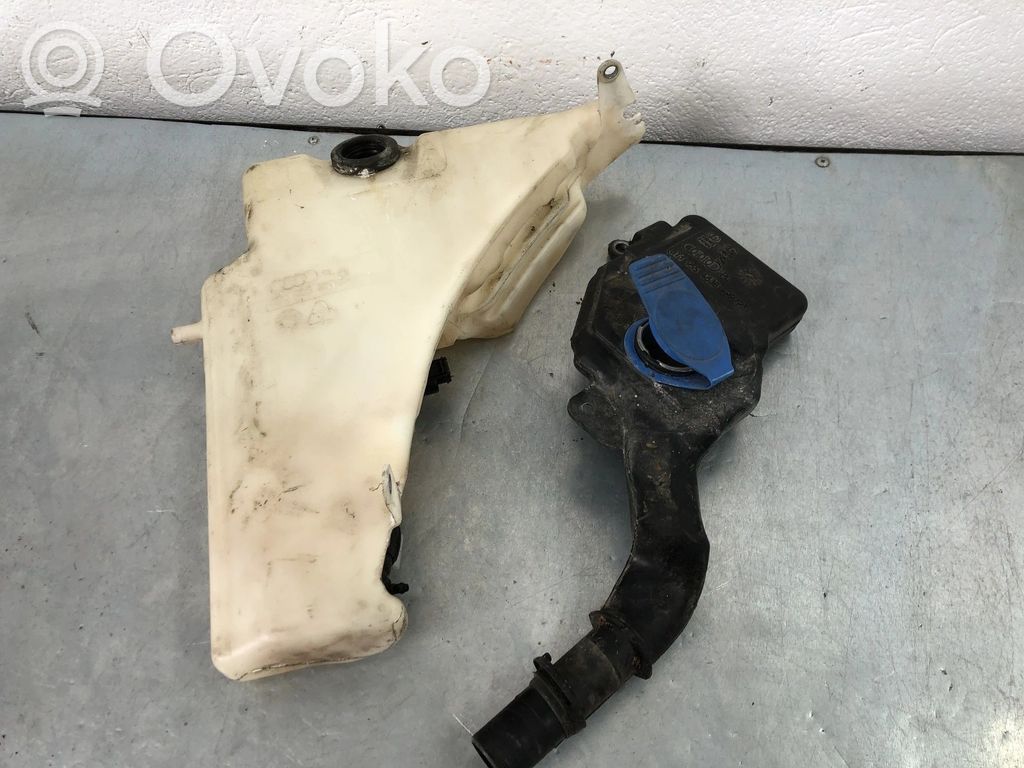 Audi A4 S4 B8 8K Langų skysčio bakelis 