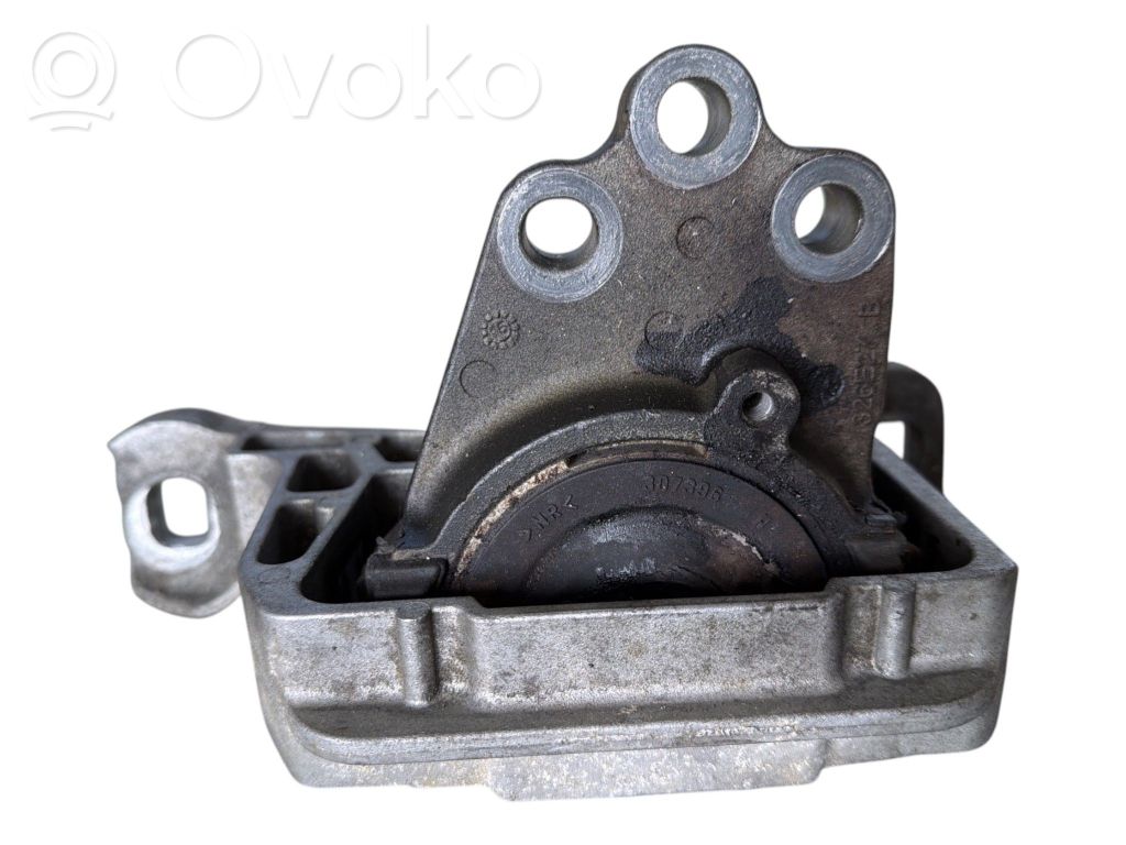 Ford Focus Engine mounting bracket 