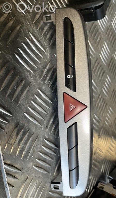 Peugeot 308 Botón interruptor de luz de peligro 