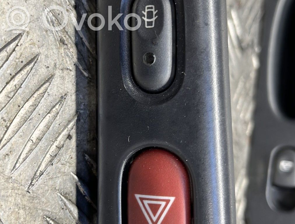 Renault Laguna II Hazard light switch 