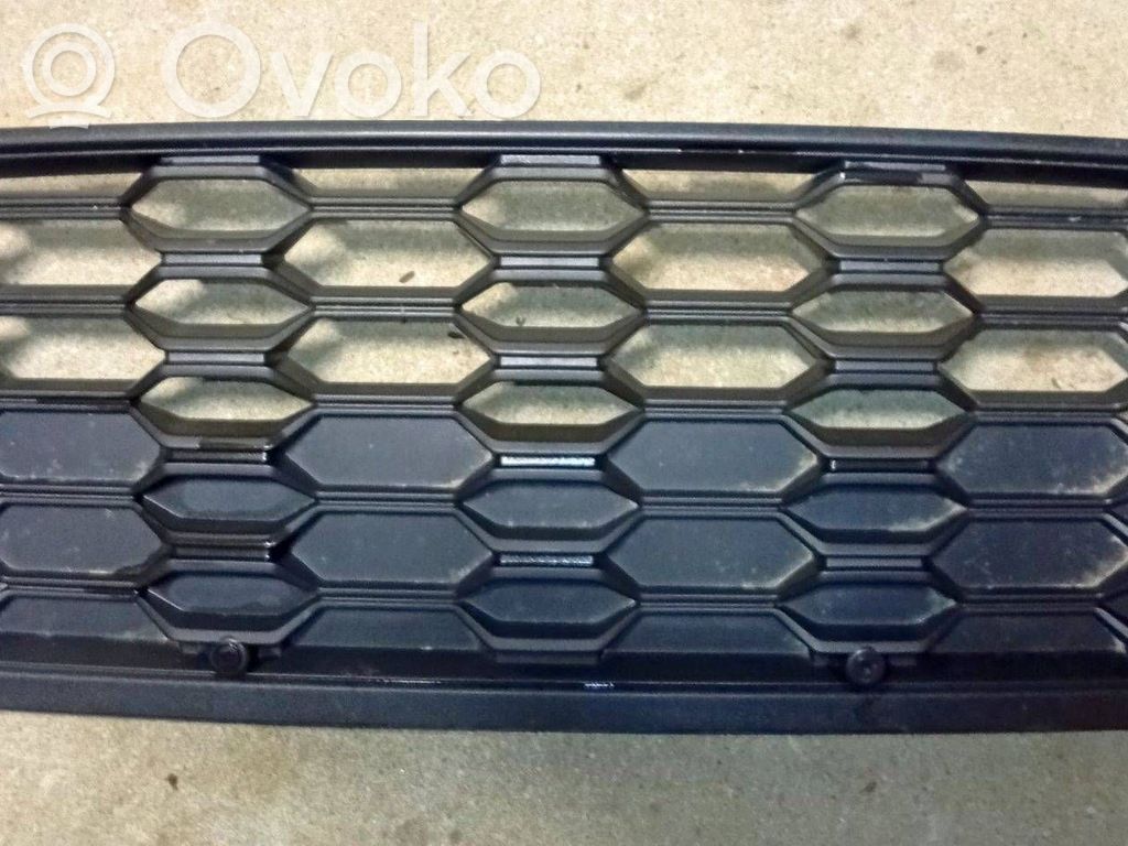 Ford Focus Etupuskurin ylempi jäähdytinsäleikkö 