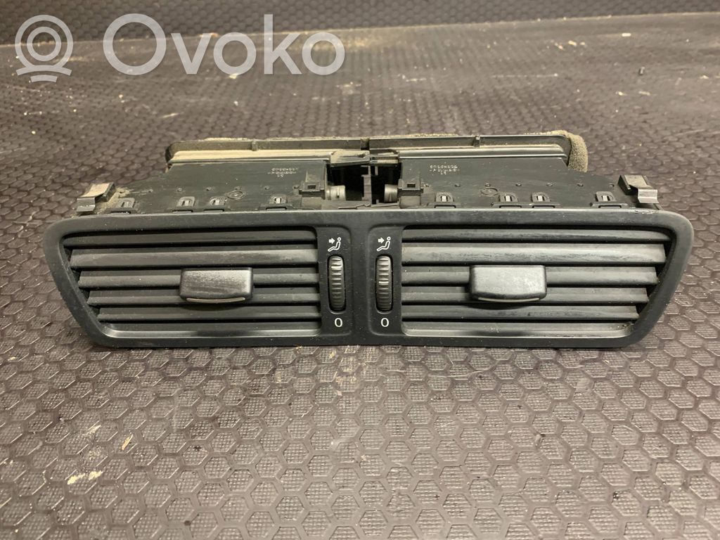 Volkswagen PASSAT B6 Dysze / Kratki środkowego nawiewu deski rozdzielczej 