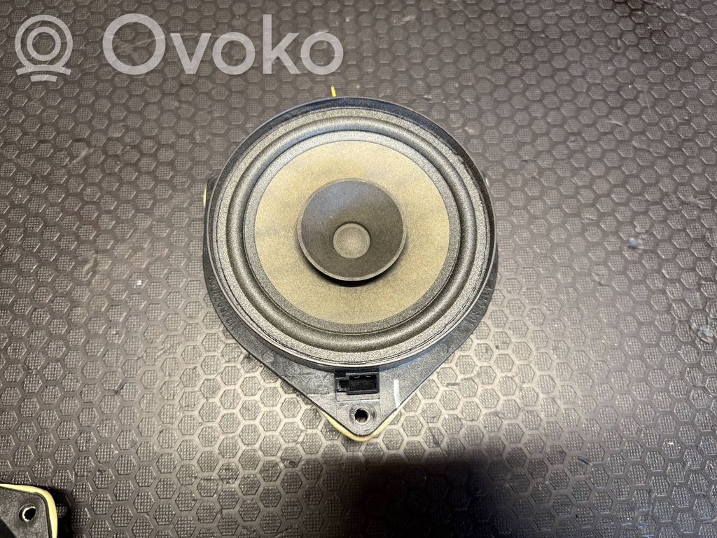 Opel Corsa D Altavoz de la puerta trasera 