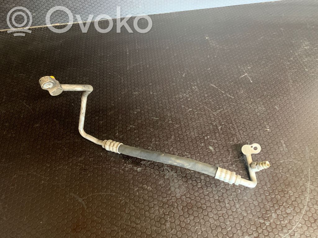Ilmastointilaitteen putki (A/C)   6917865