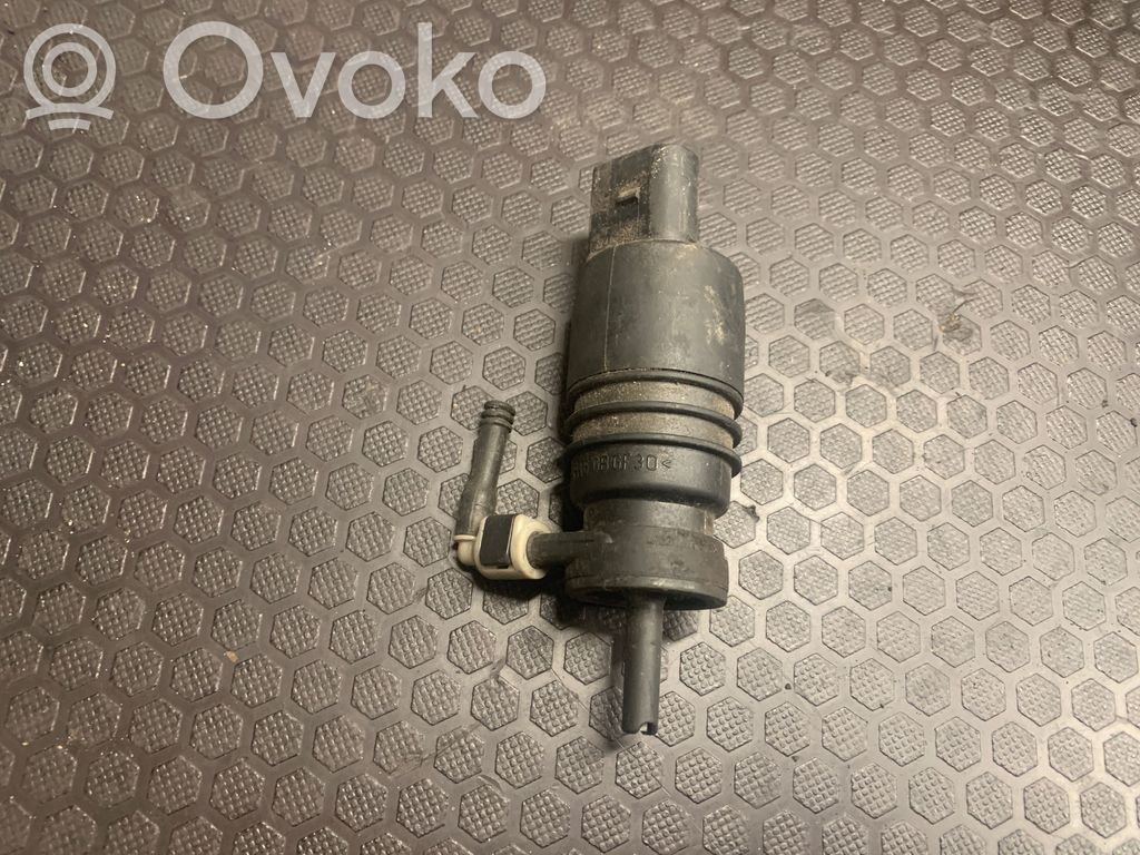 Volkswagen PASSAT B6 Windscreen/windshield washer pump 