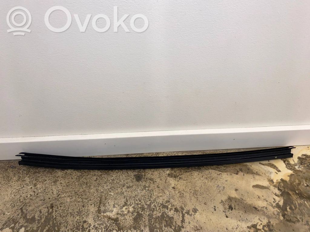 Audi A4 S4 B9 Listwa / Uszczelka szyby drzwi tylnych 