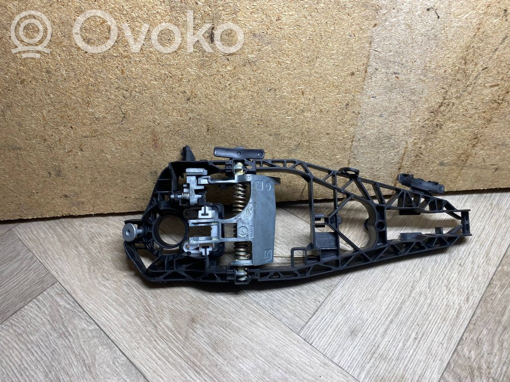 BMW 2 F45 Klamka/wspornik zewnętrzny drzwi tylnych 