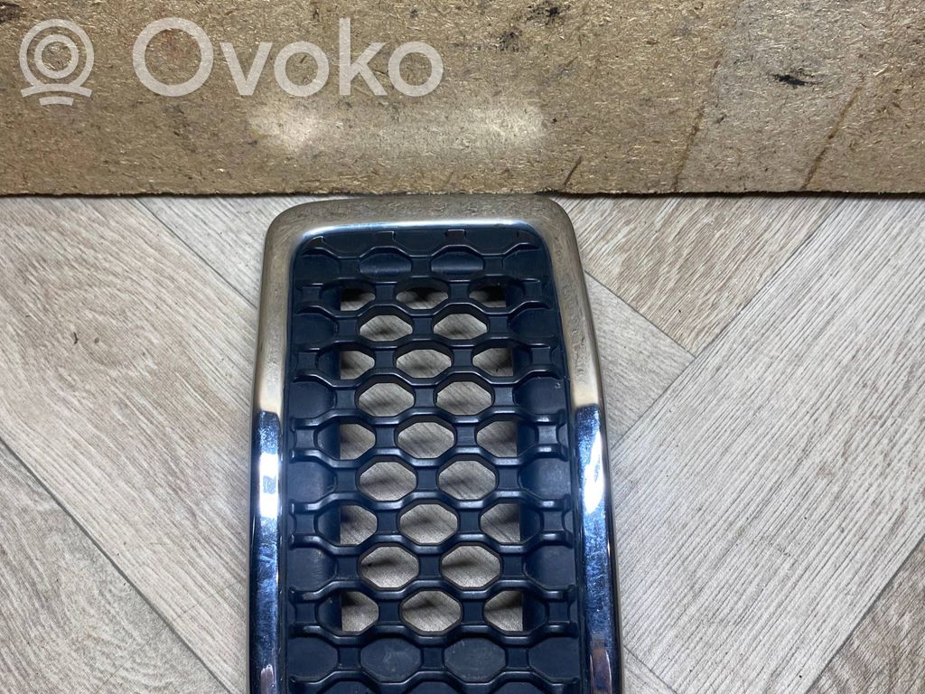 Jeep Cherokee KL Etupuskurin ylempi jäähdytinsäleikkö 