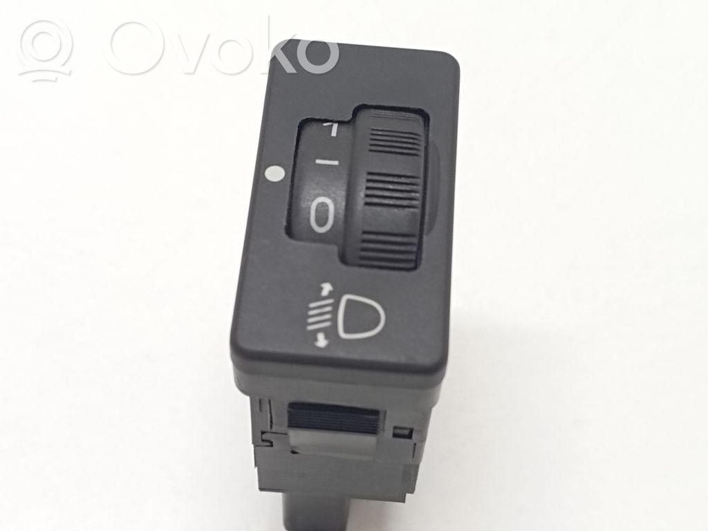 Headlight level height control switch   M8092