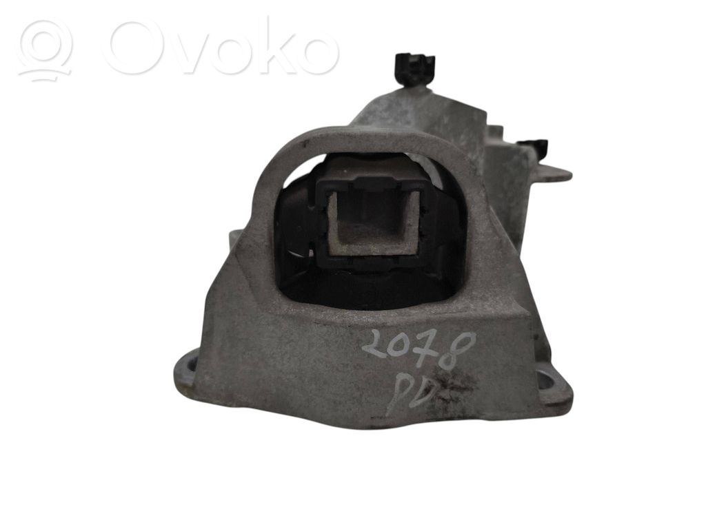 Dacia Duster Engine mount bracket 