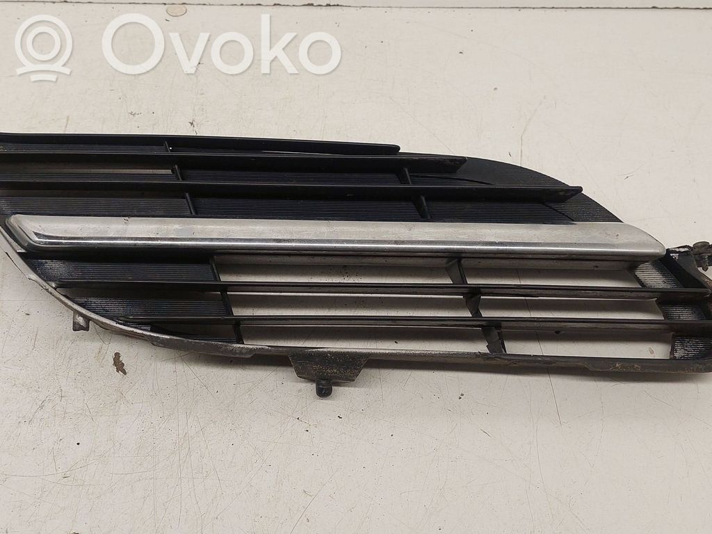 Nissan Almera Tino Maskownica / Grill / Atrapa górna chłodnicy 
