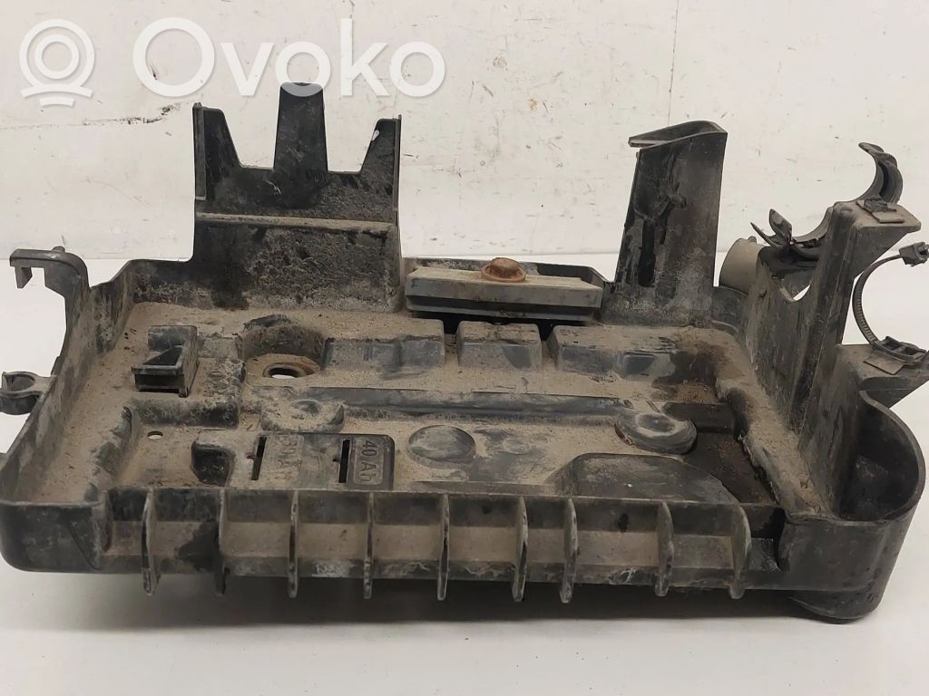 Opel Corsa D Akumuliatoriaus tvirtinimo padas 
