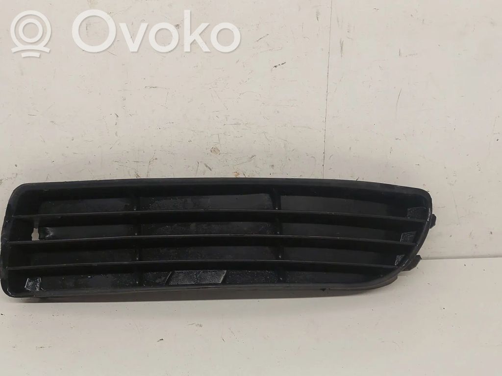 Audi A4 S4 B5 8D Etupuskurin alempi jäähdytinsäleikkö 