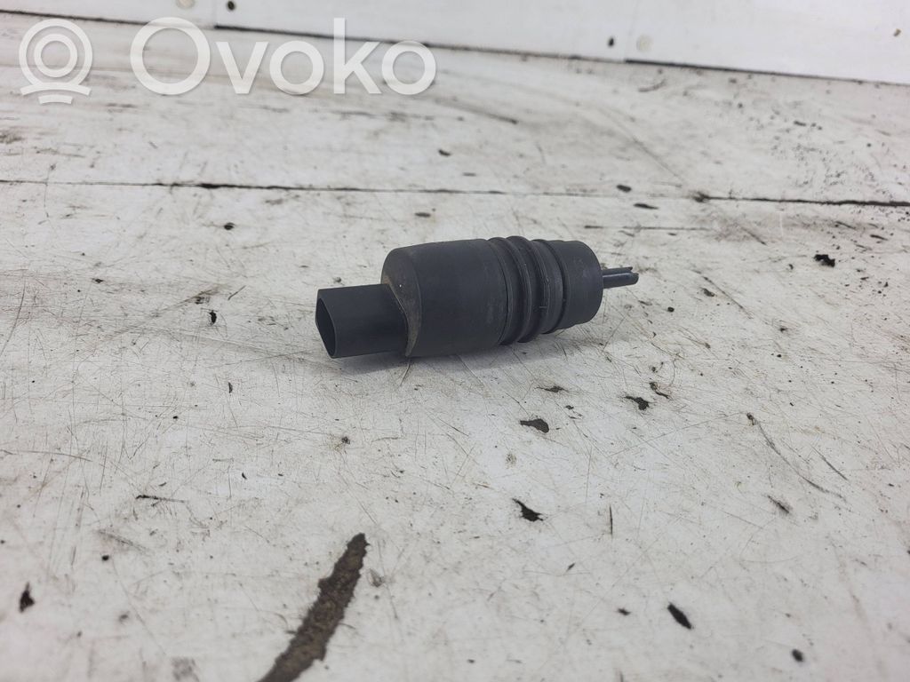 Mercedes-Benz C W203 Windscreen/windshield washer pump 