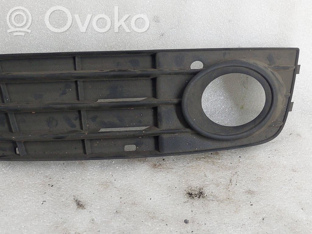 Audi A4 S4 B6 8E 8H Verkleidung Nebelscheinwerfer / Gitter vorne 