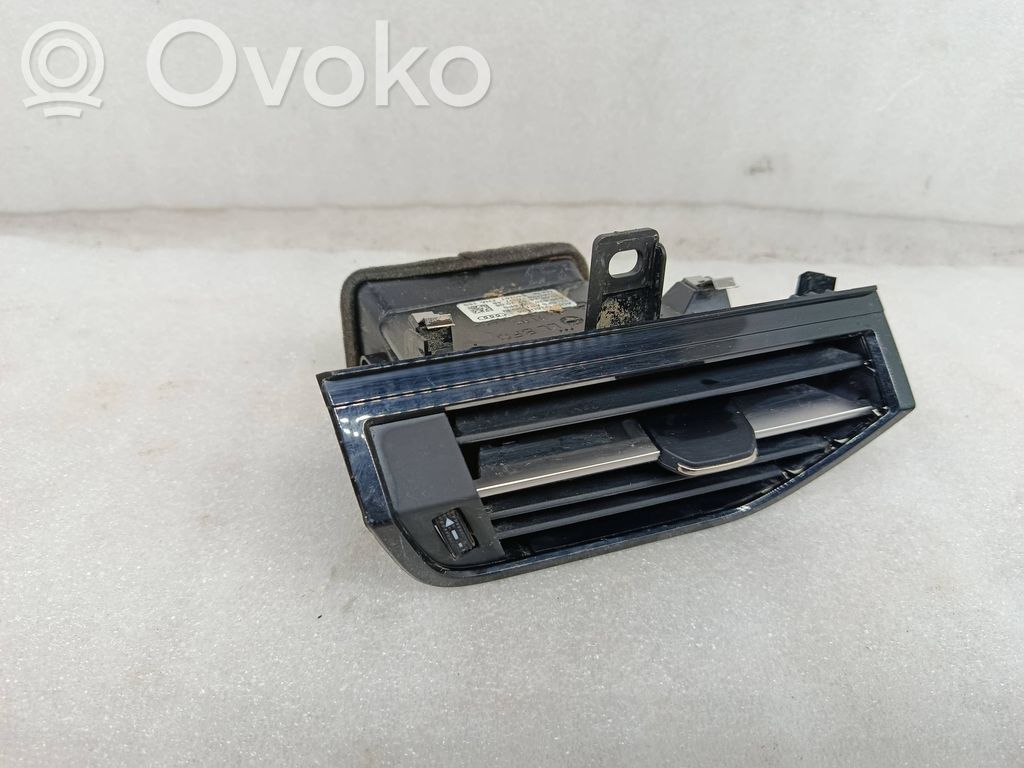 Audi Q3 F3 Boczna kratka nawiewu deski rozdzielczej 