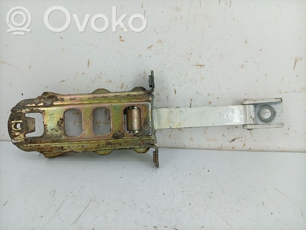 Mercedes-Benz E W210 Takaoven pidätin