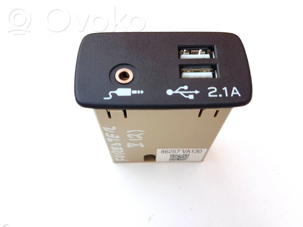 Subaru Forester SK Enchufe conector USB 