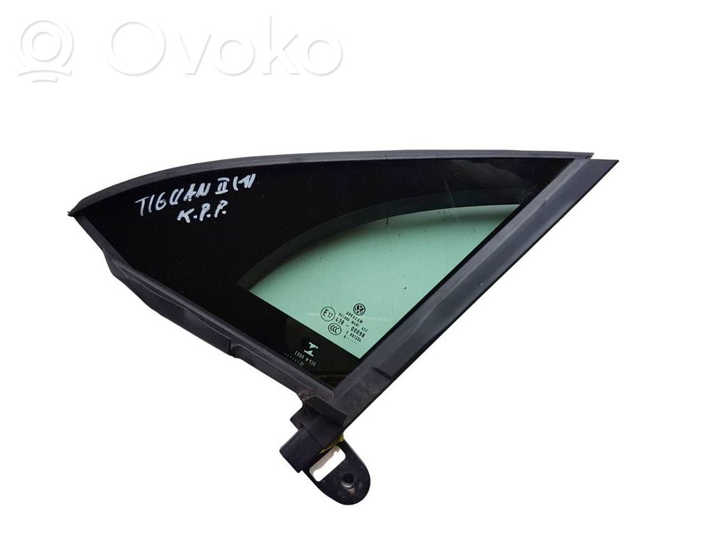 Volkswagen Tiguan Front door vent window glass four-door 