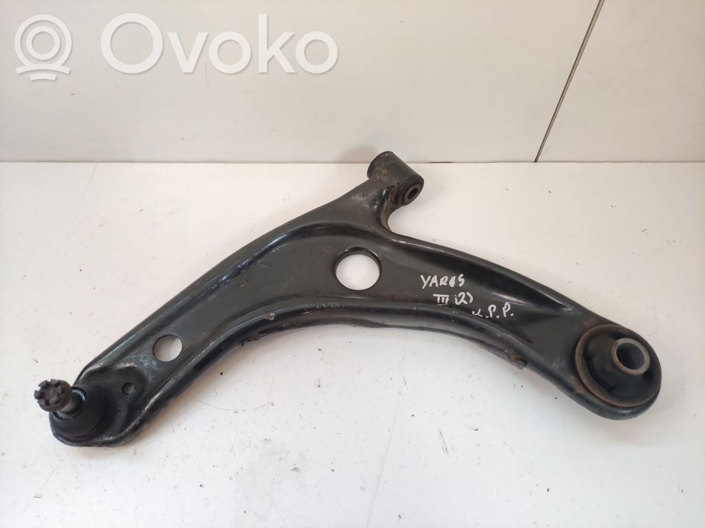 Toyota Yaris Dolny wahacz przedni 