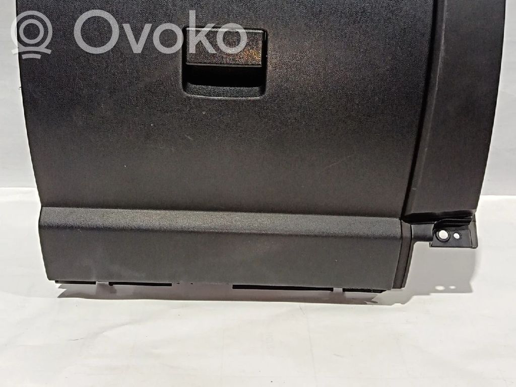 Glove box   CC2964161
