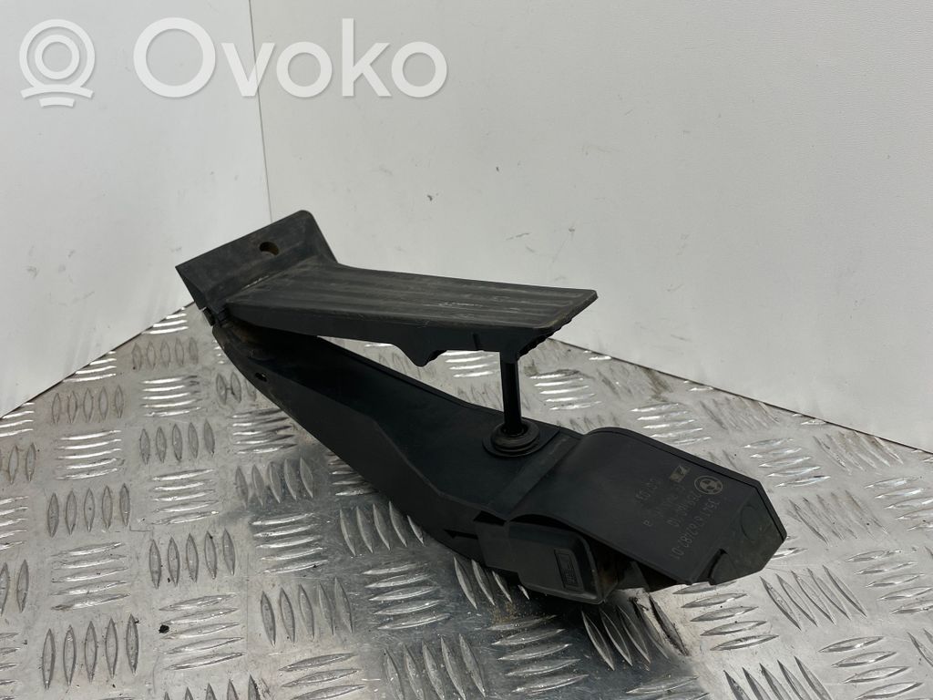 Akseleratora pedālis   6762482,25916010