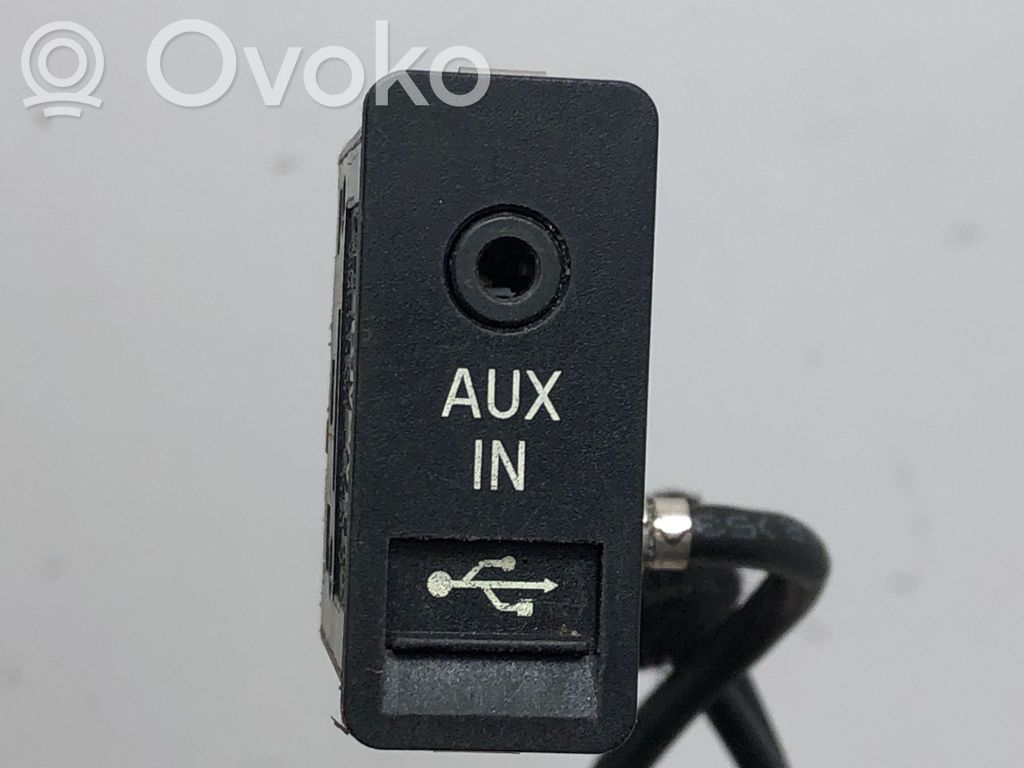 BMW 5 F10 F11 Enchufe conector entrada auxiliar 