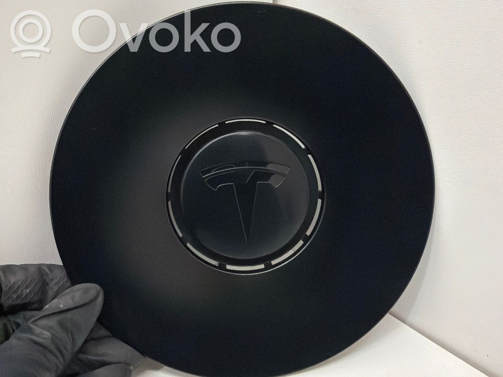 Tesla Model Y Ohjauspyörän mutterin suojakansi 